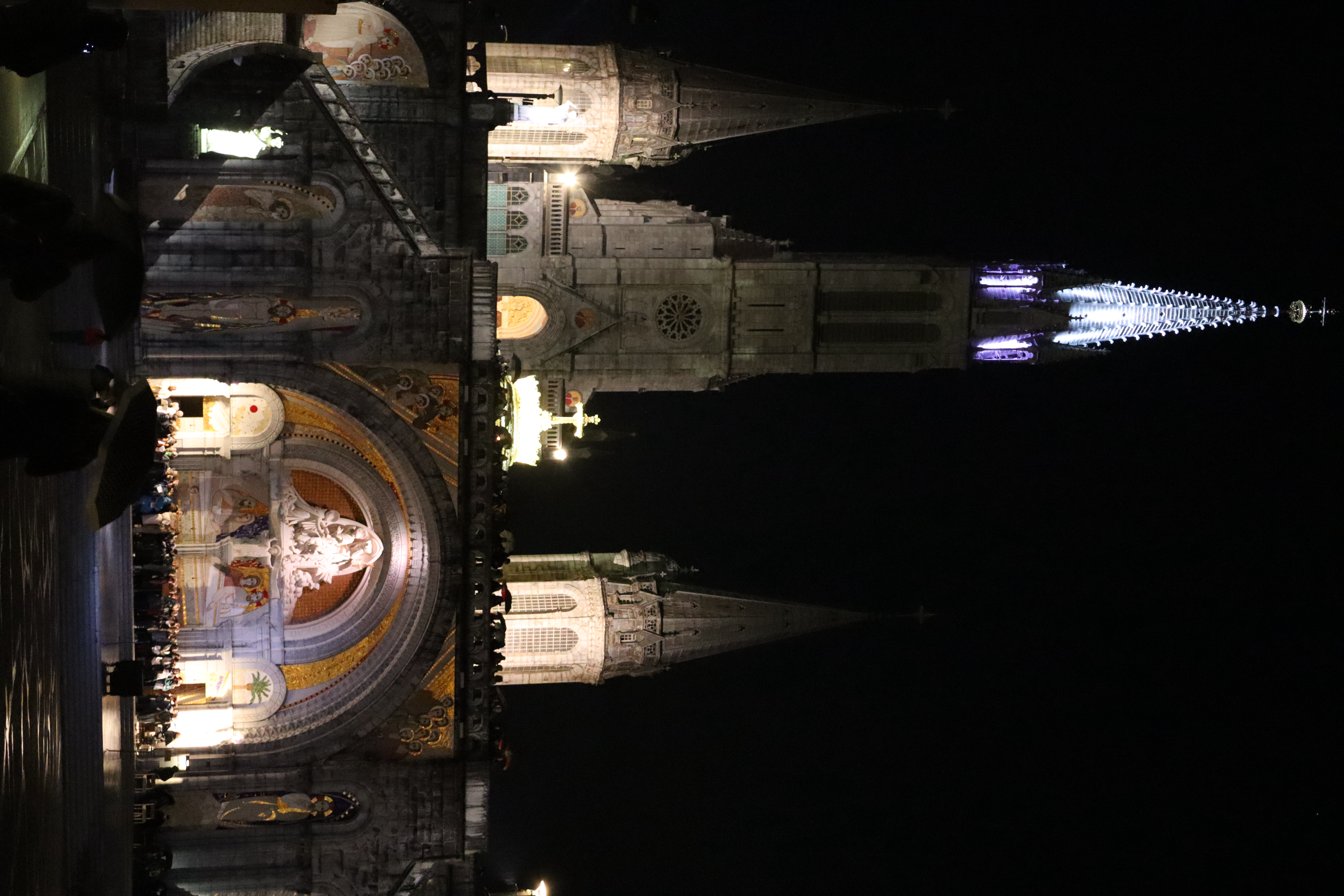 Procession aux flambeaux du sanctuaire de Lourdes le soir