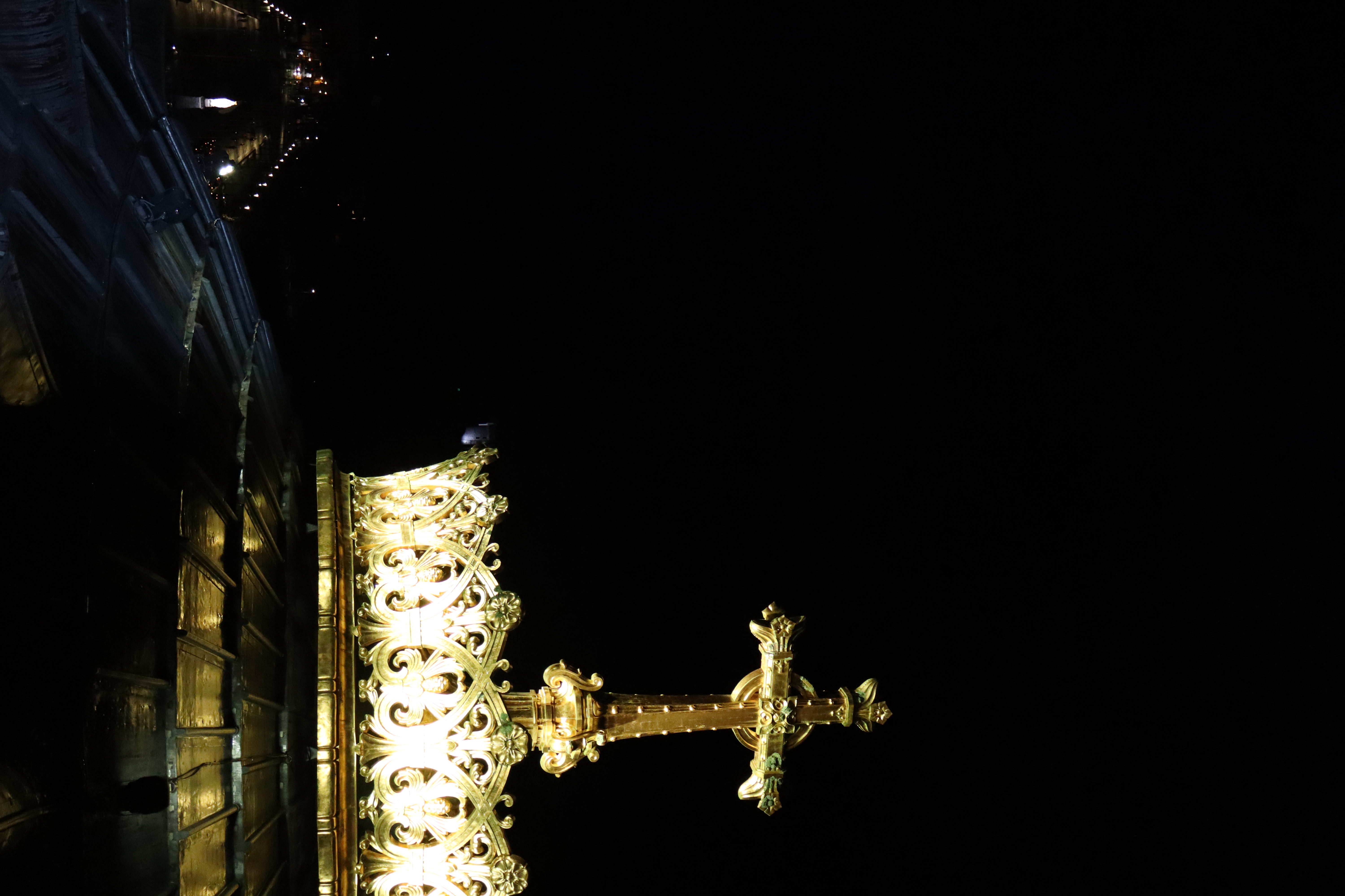 Basilique Notre-Dame de Lourdes illuminée lors de la procession aux flambeaux