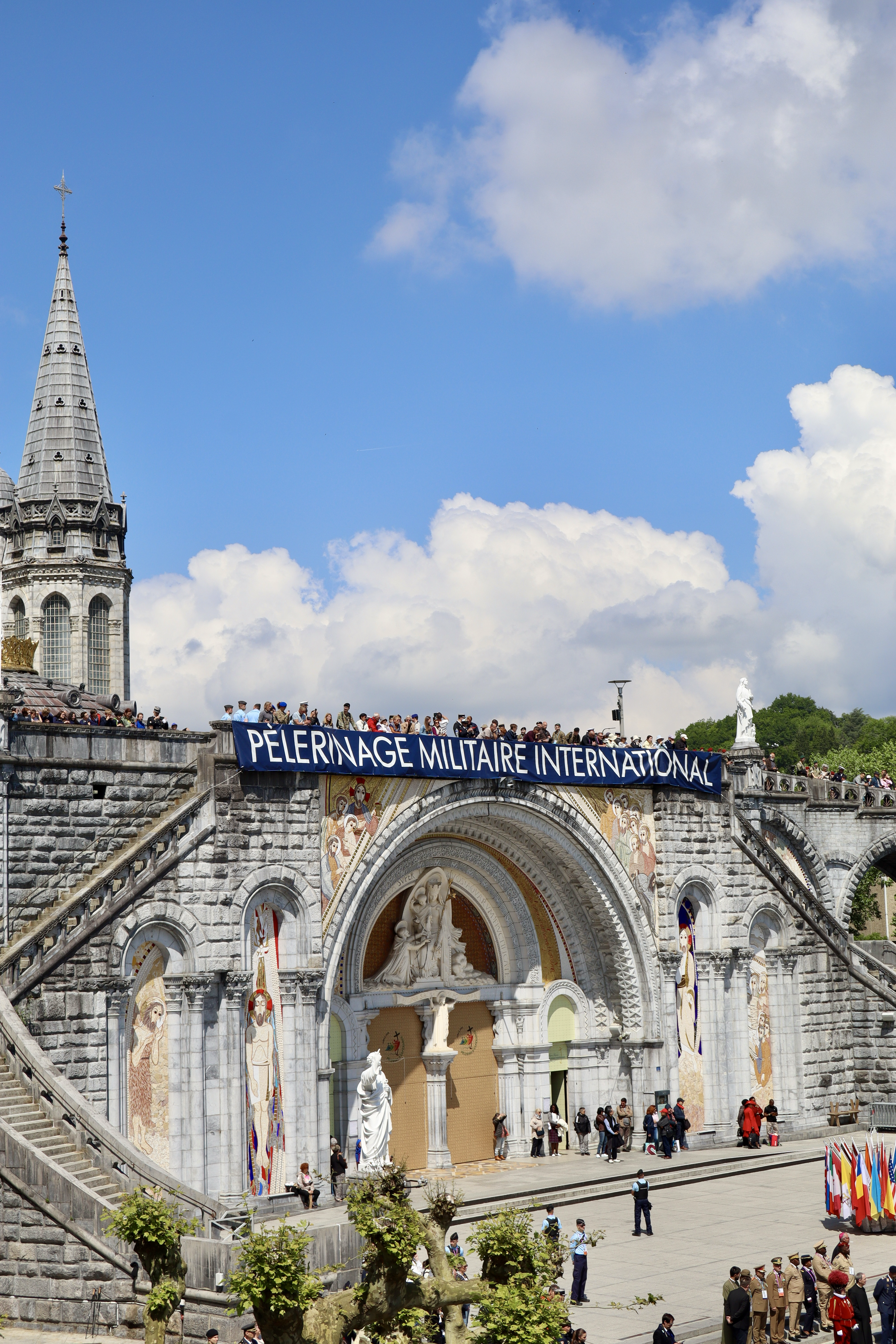 Pèlerinage Militaire International de Lourdes — militaires en uniforme au sanctuaire