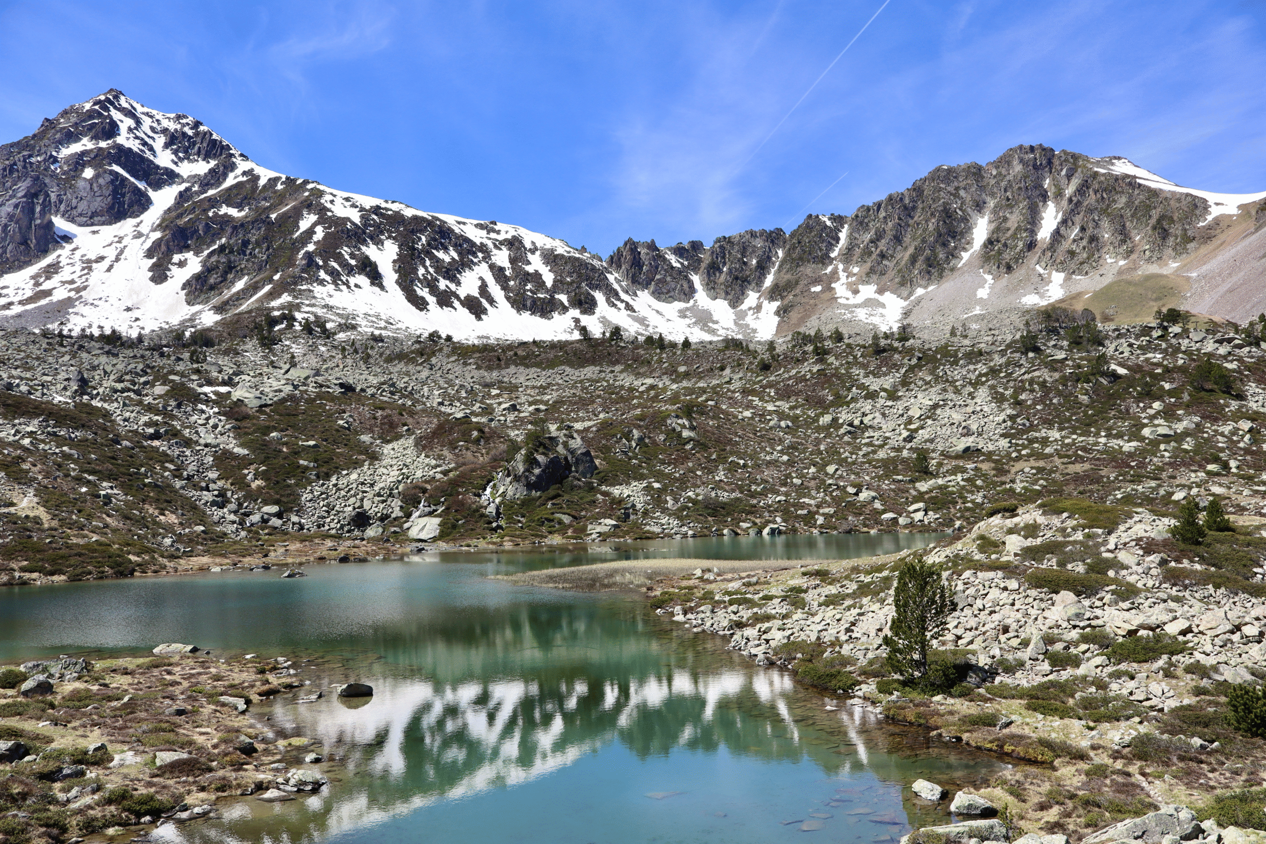 Paysage du cirque d'altitude sur le sentier