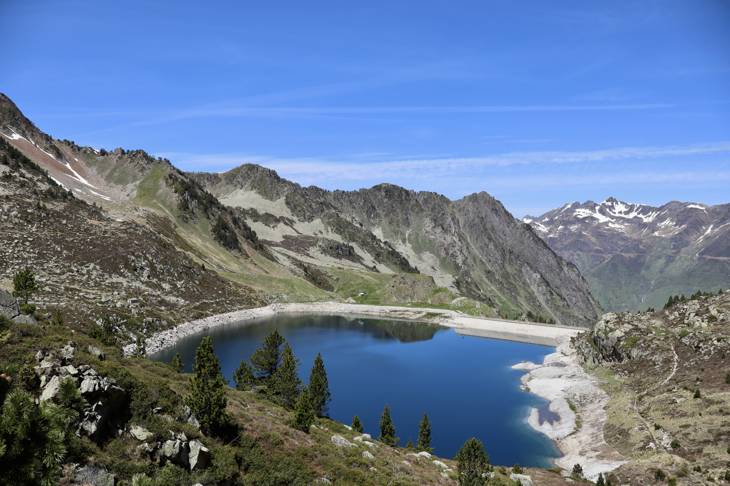 Lac Dets Coubous — barrage et lac d'altitude dans les Hautes-Pyrénées