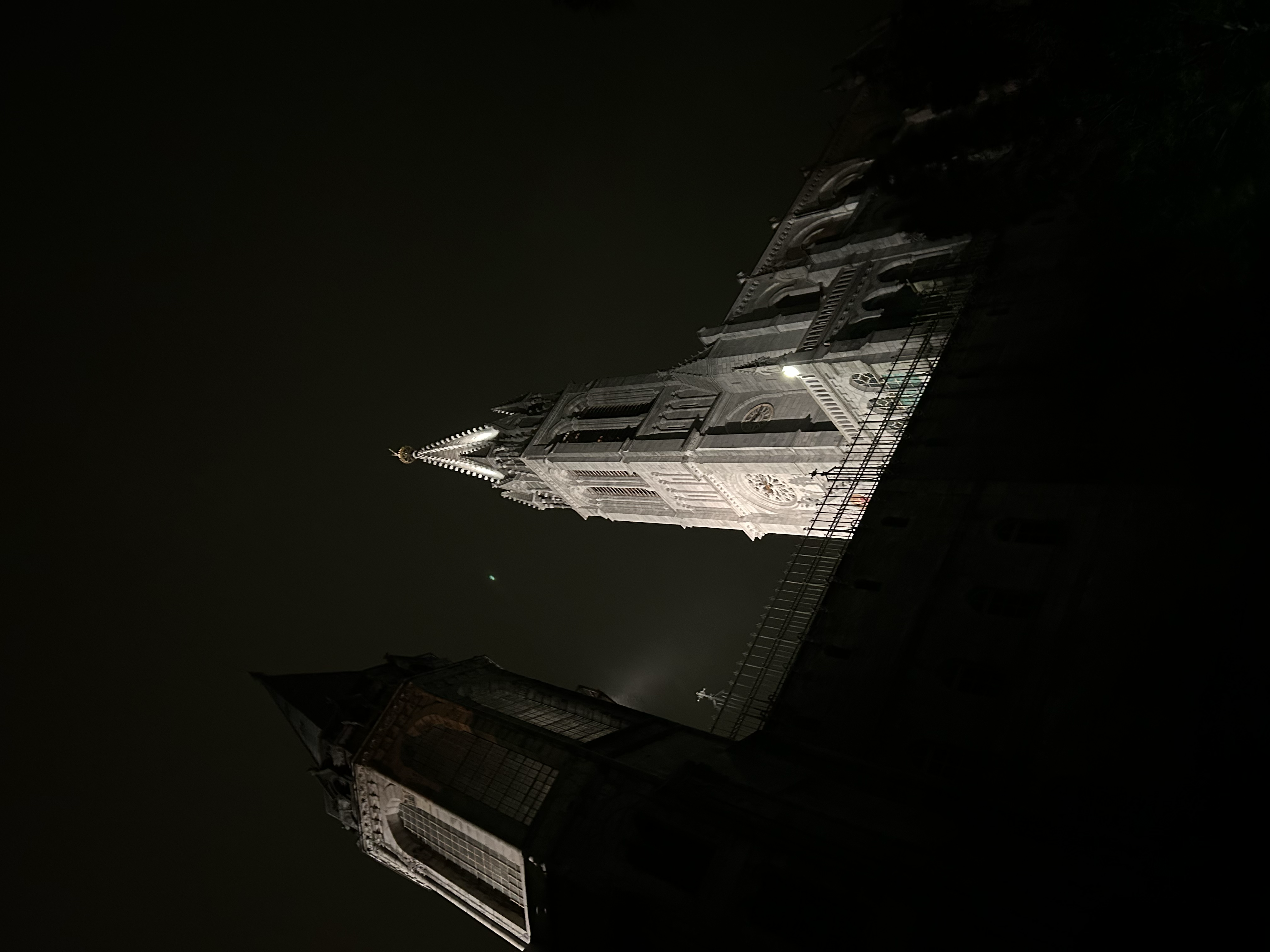 Pèlerins portant des bougies lors de la procession aux flambeaux à Lourdes
