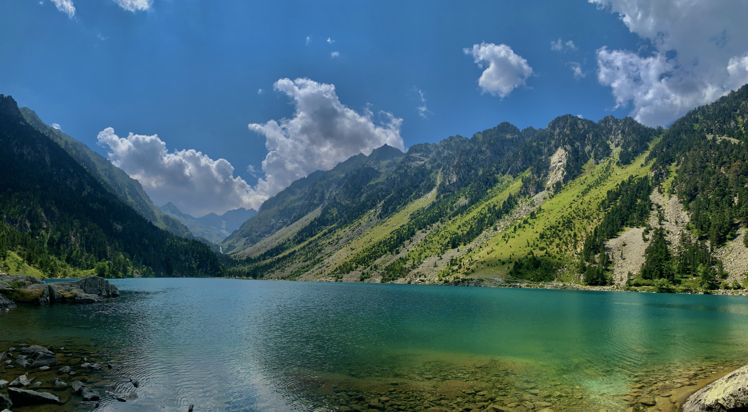 Vue sur Lac de Gaube dans les Hautes-Pyrénées