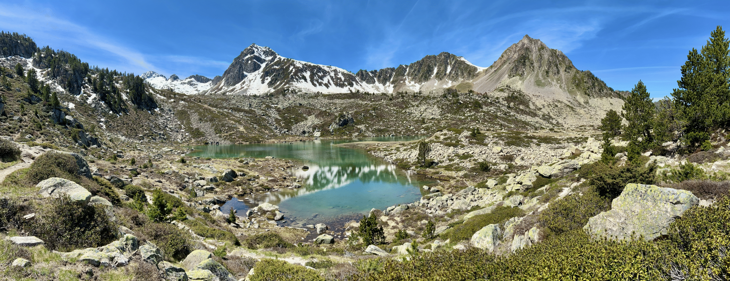 Vue sur les lacs d'altitude depuis le circuit du Lac Dets Coubous